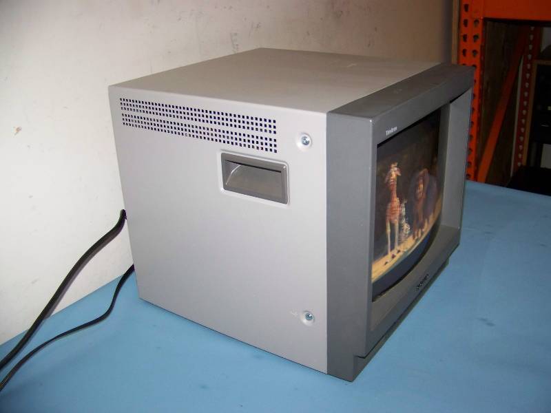lot 84 image: 14, Sony, Trinitron, Color Video Monitor