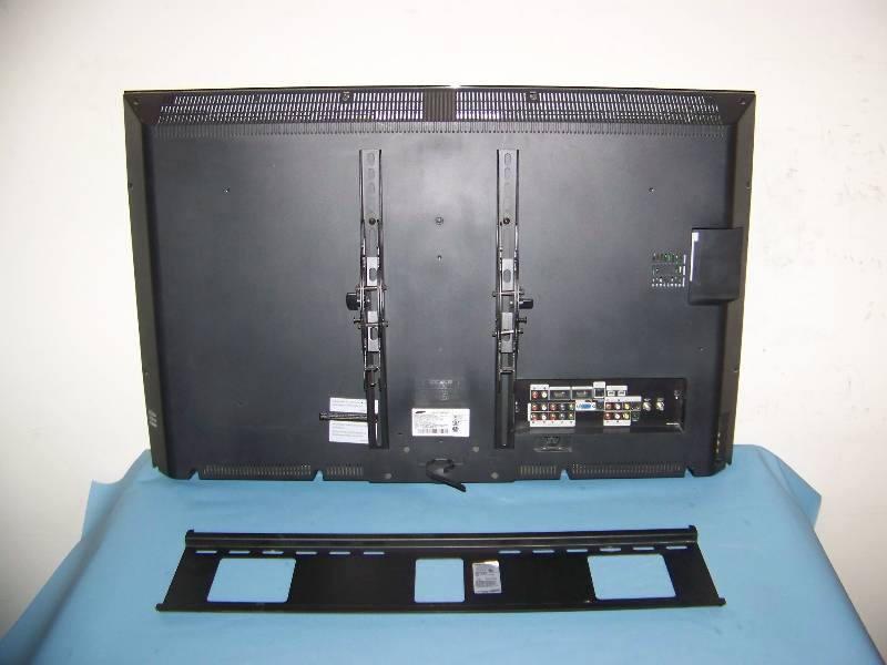 lot 11 image: 40, Samsung, 1080p, Full HD, LCD, HDTV  Television with Remote Control and Peerless Wall Mount