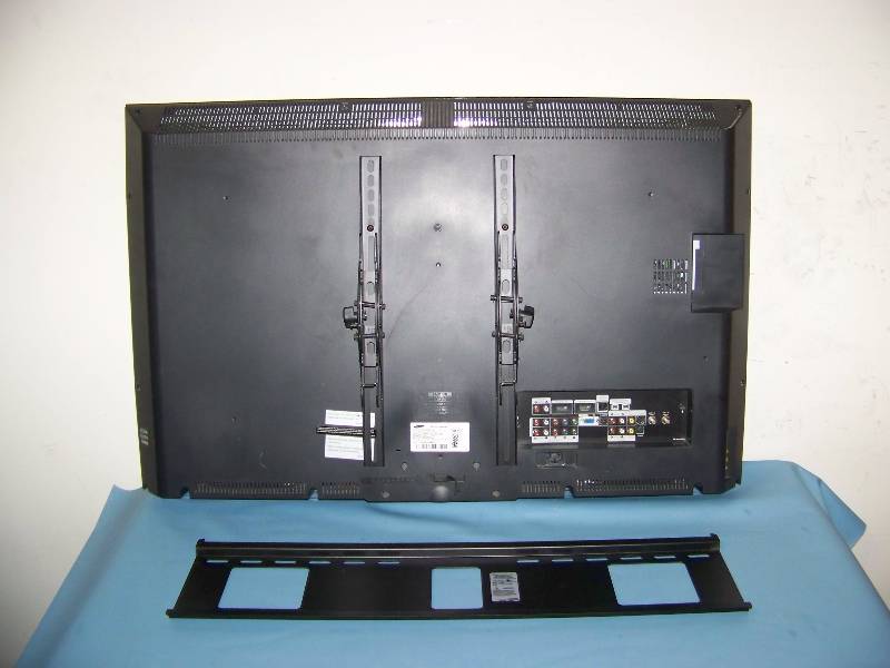 lot 12 image: 40, Samsung, 1080p, Full HD, LCD, HDTV  Television with Remote Control and Peerless Wall Mount