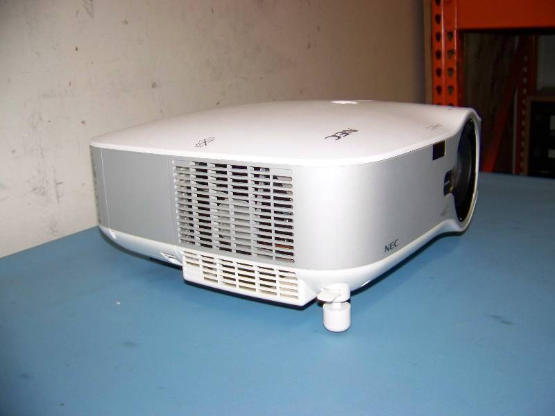lot 30 image: NEC, NP3250W, LCD Projector