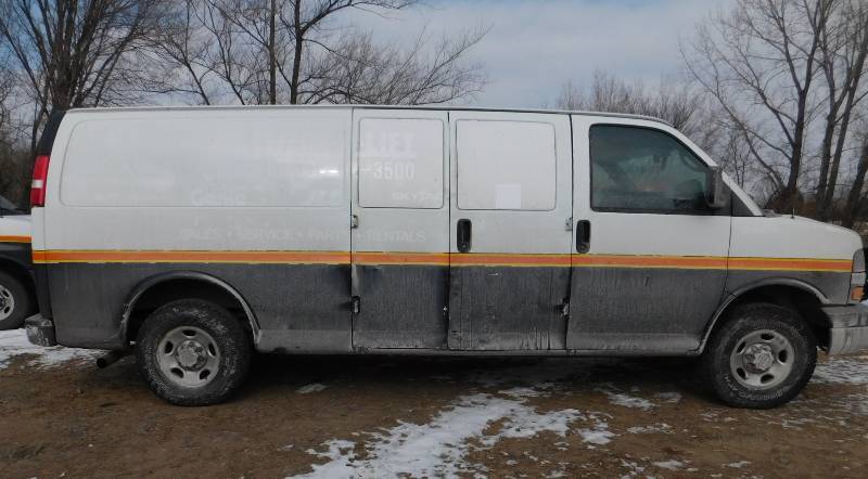 lot 3 image: 2009 Chevrolet 3500 Express Van