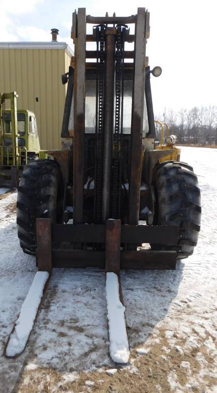 lot 6 image: Allis-Chalmers 706C Tractor Lift