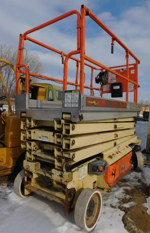 lot 9 image: 2009 JLG 3246ES Scissor Lift