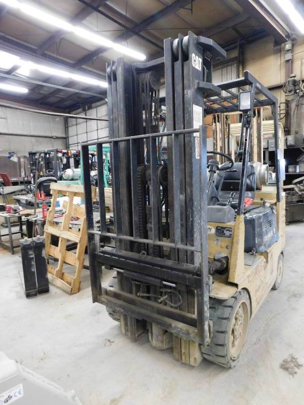 lot 13 image: 5000lb Cat GC25 Forklift
