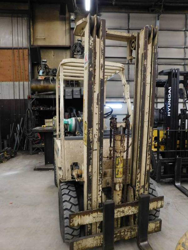 lot 14 image: 3000lb Kalmar P30 Forklift