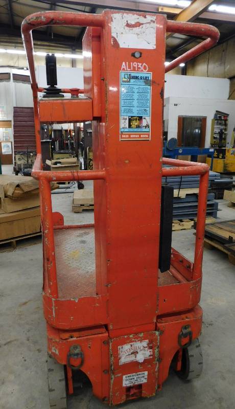 lot 19 image: 2011 Snorkel TM12 Man Lift