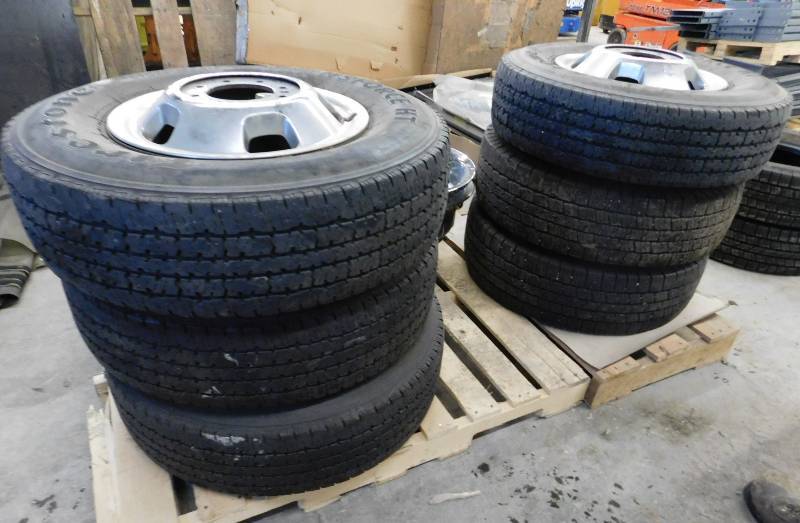 lot 31 image: 2004 Dodge Ram 3500 Dually Firestone Tires & Rims