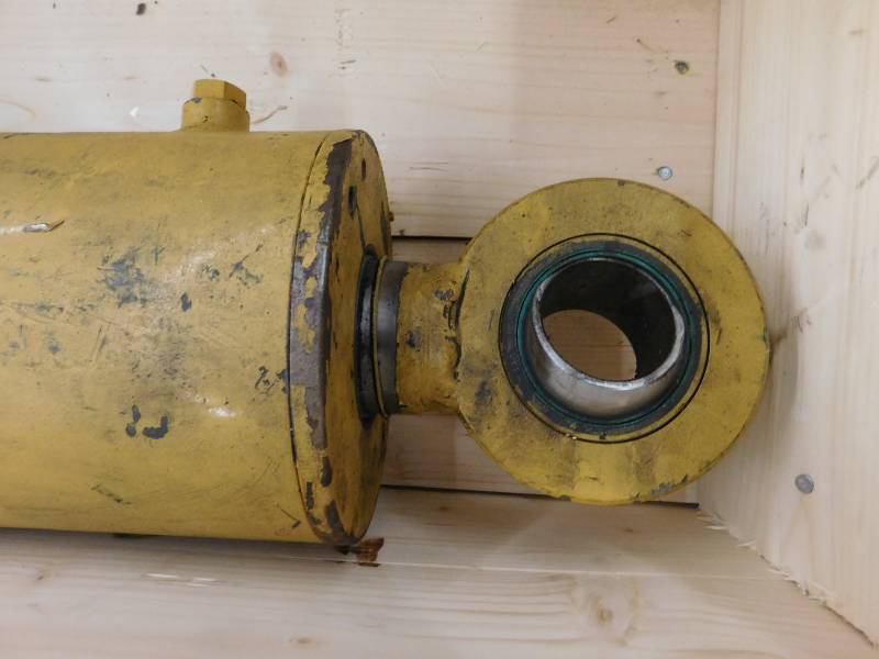 lot 34 image: Hydraulic Cylinder - 14 x 6