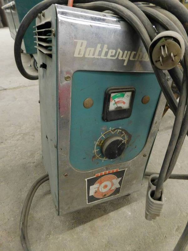 lot 48 image: 12 Volt Battery Charger