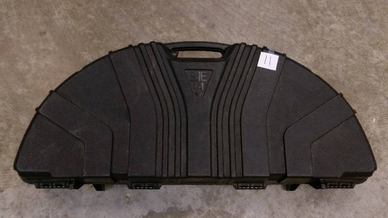 lot 11 image: SE44 Bow Case