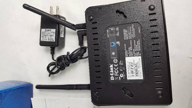 lot 33 image: Linksys Wifi Router & D-Link N Range Extender