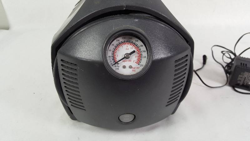 lot 61 image: XPower Powerpack 400 Plus Power Inverter