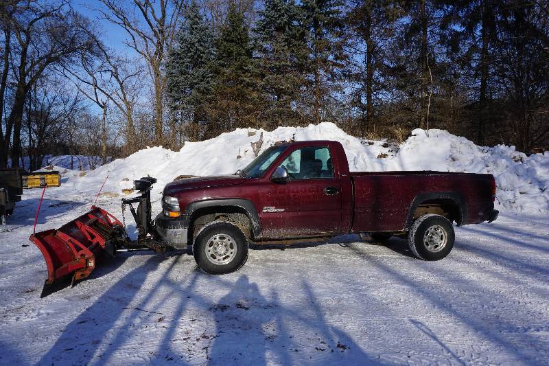 lot 3 image: 2001 Chevrolet 2500HD LS Duramax Diesel 4 x 4 Pick Up Truck With Western Wide Out Ultra Finish Snow Plow $7000.00 RESERVE