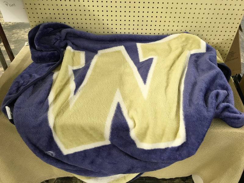 lot 364 image: NCAA WASHINGTON HUSKIES THROW, MSRP $16.99