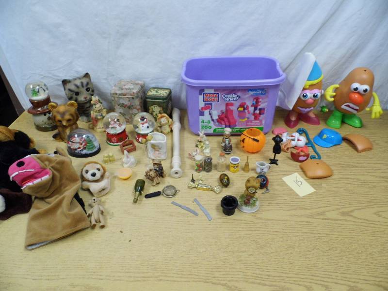 lot 15 image: Potato Head - Decor