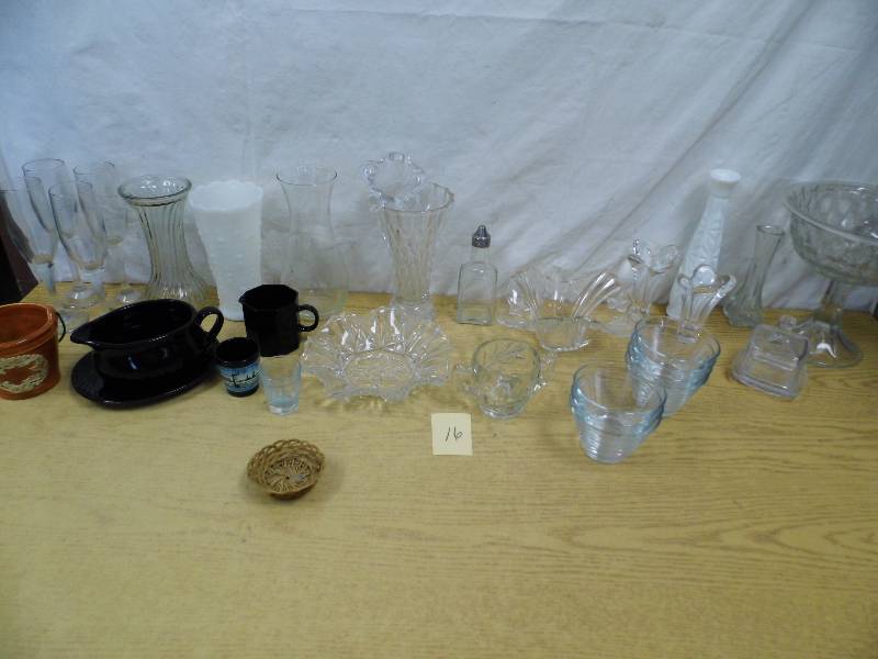 lot 16 image: Glassware