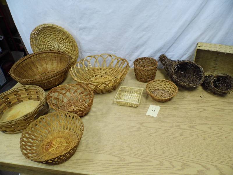 lot 18 image: Baskets & Fruit