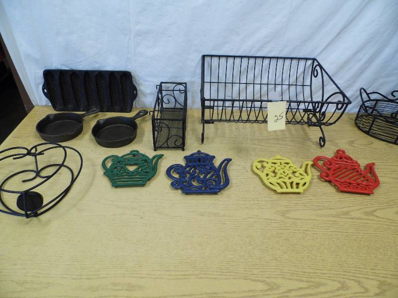 lot 25 image: Metal Dcor - Trivets