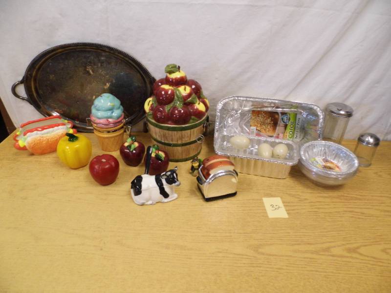 lot 32 image: Kitchen Misc