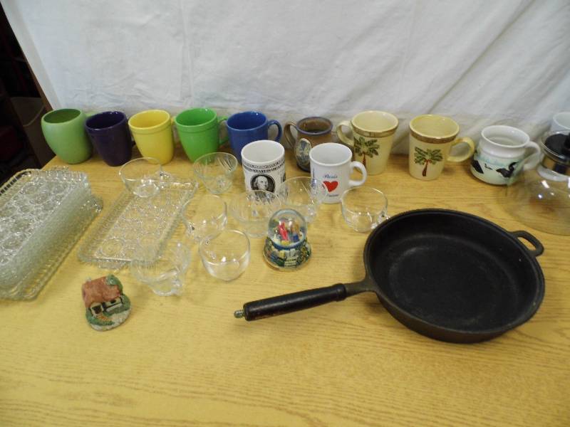lot 33 image: Cast Iron Skillet - Mugs