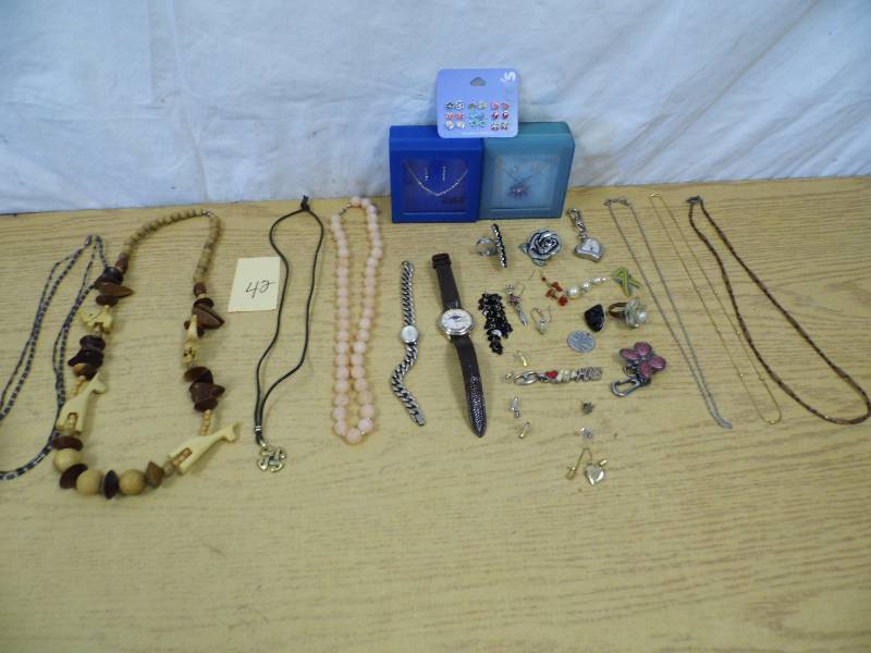 lot 42 image: Jewelry