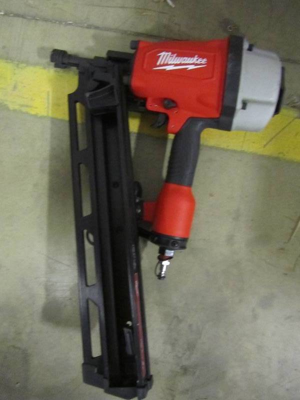 lot 13 image: Milwaukee 3-12 in. Full Round Head Framing Nailer