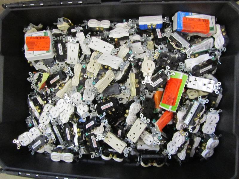 lot 74 image: 1 tote of outlets