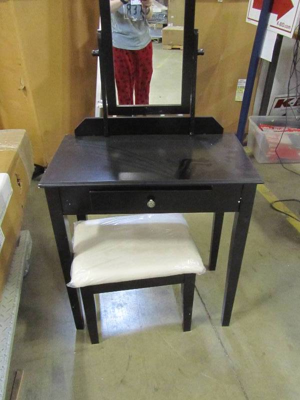 lot 92 image: make up table