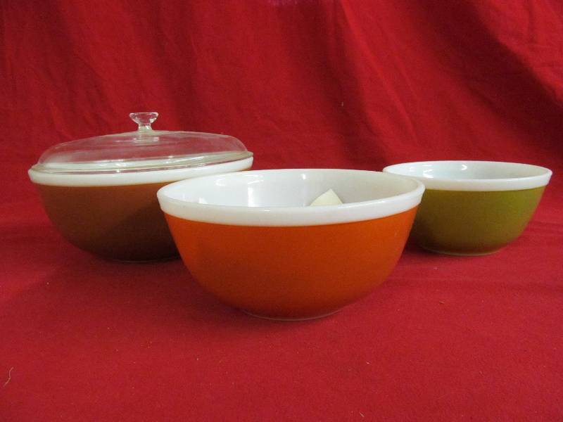 lot 10 image: Pyrex bowls