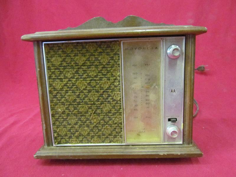 lot 78 image: Vintage Motorola radio