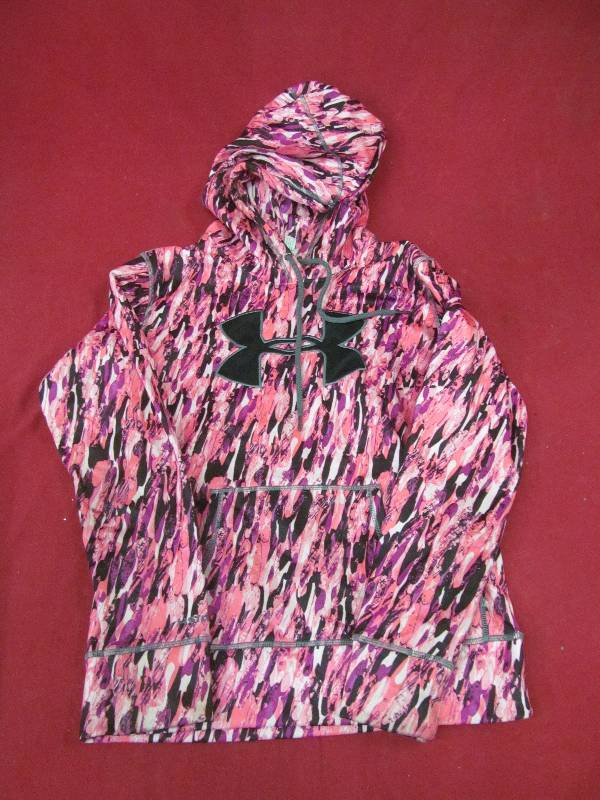 lot 90 image: Under Armour Sweatshirt