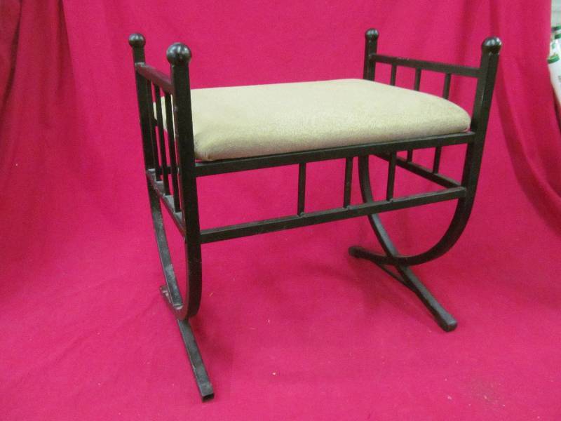 lot 118 image: bench