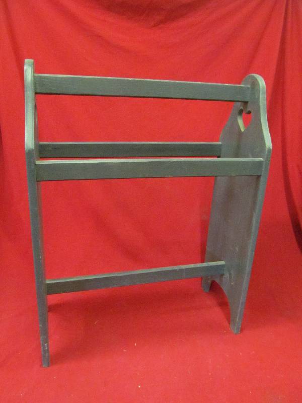 lot 119 image: quilt rack