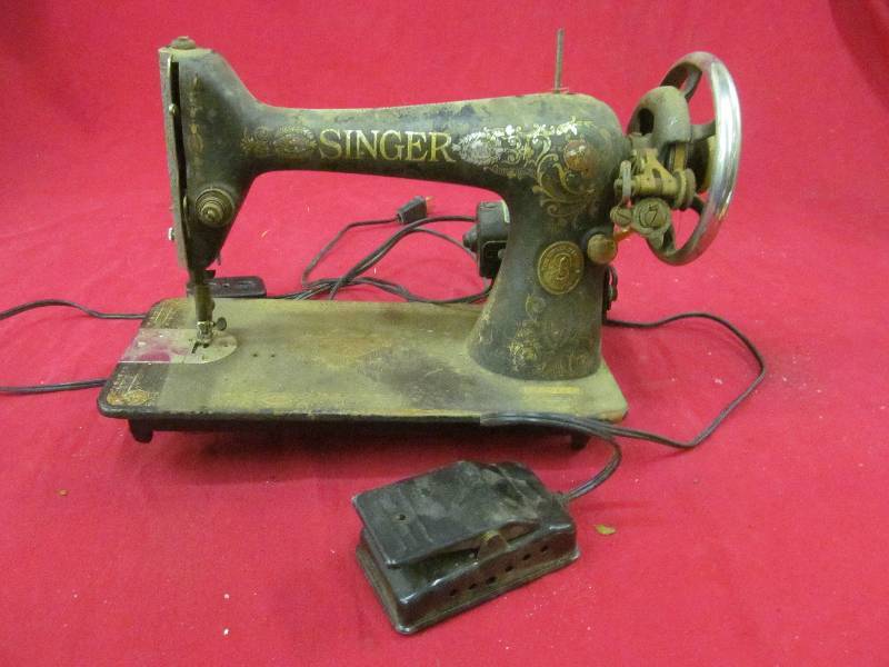 lot 127 image: vintage Singer Sewing Machine
