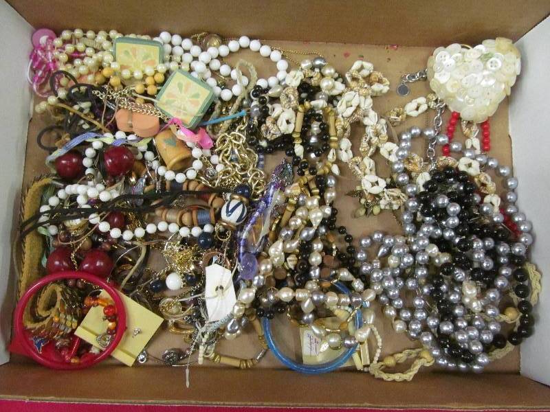 lot 177 image: costume jewelry