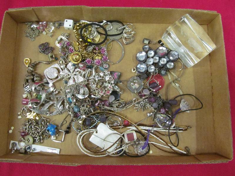 lot 179 image: jewelry
