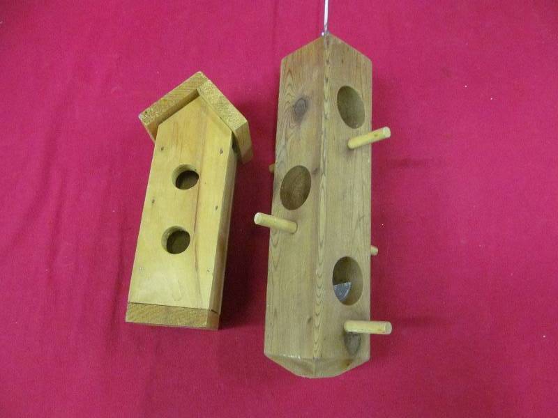 lot 181 image: bird feeder. Birdhouse