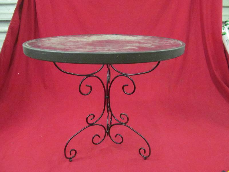 lot 195 image: patio end table