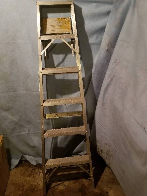 6 ALUMINUM LADDER