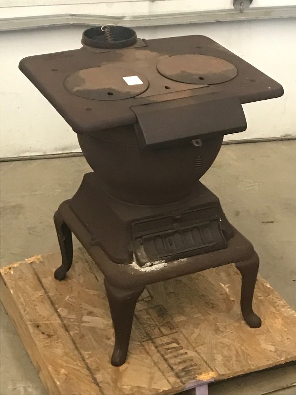 lot 17 image: Cast Iron Wood Stove