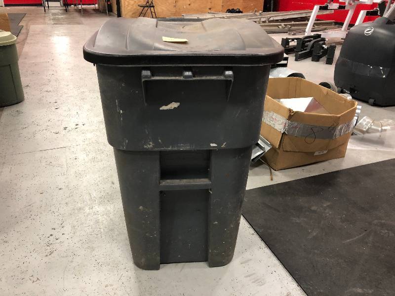 Trash Bin with lid