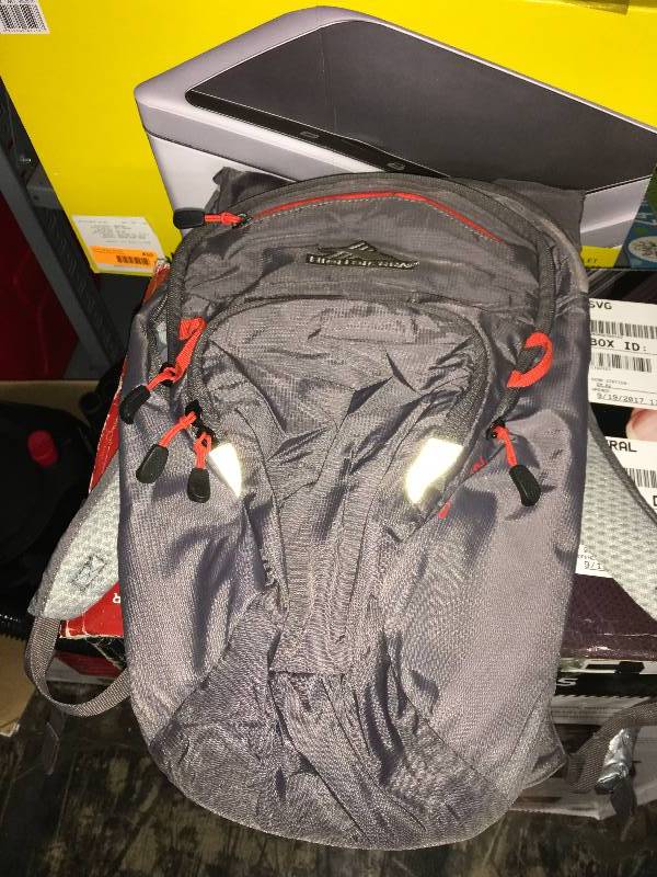 lot 389 image: 9L HYDRATION PACK CRAGIN, MSRP $24.99