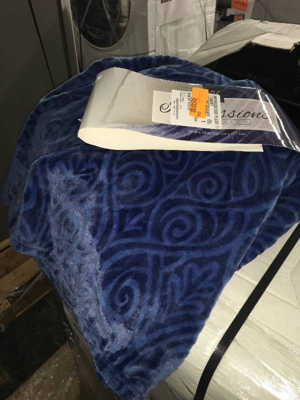 lot 394 image: IMPRESSIONS PLUSH THROW, MSRP $9.99