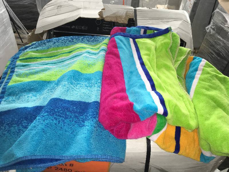 lot 423 image: KS JACQUARD BEACH TOWEL, MSRP $11.97