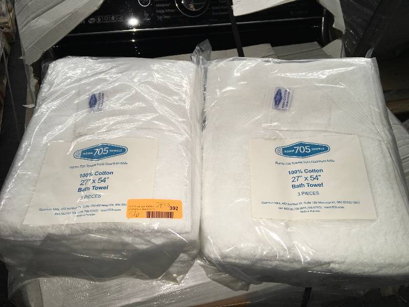 lot 392 image: WHITE BATH TOWELS