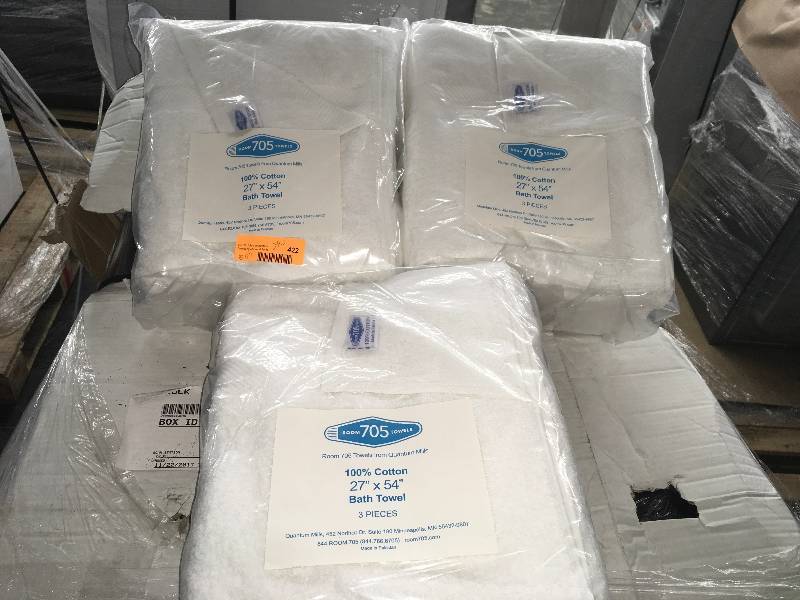 lot 422 image: WHITE BATH TOWELS