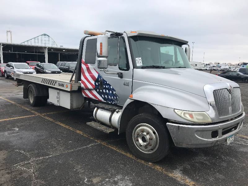 lot 1 image: 2006 International 4300 Flat Bed Tow Truck