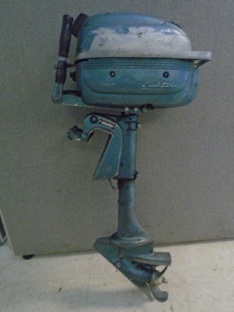 lot 4 image: Envinrude Outboard Motor