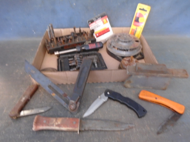 lot 84 image: Knives & More