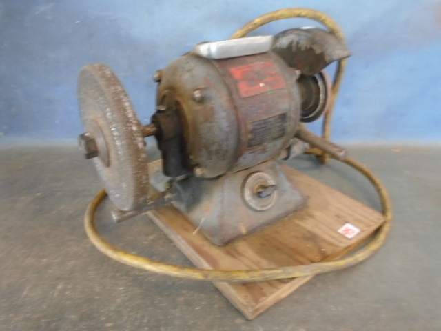 lot 95 image: Black and Decker Bench Grinder